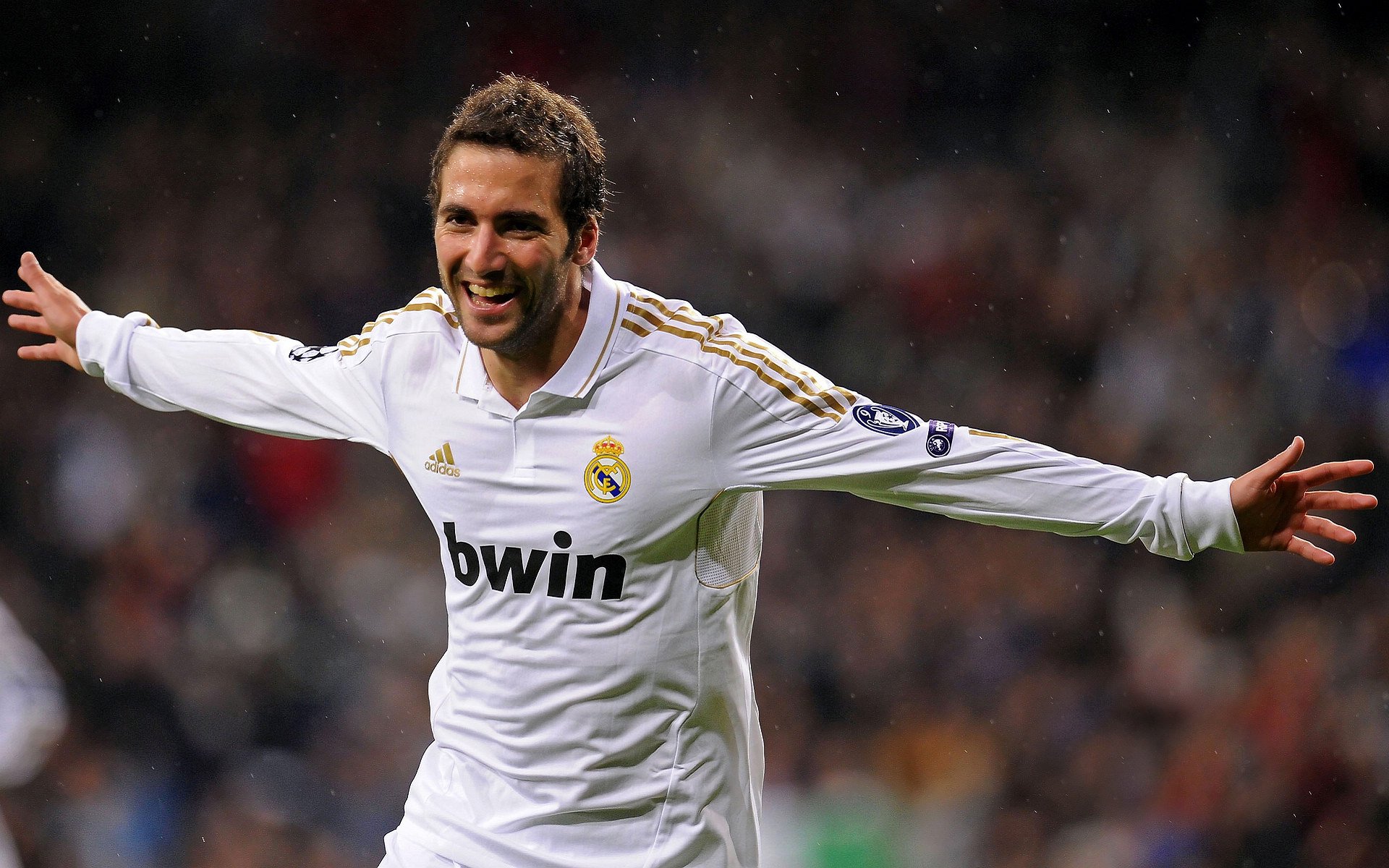 数字科技让足球比赛现场观众体验更丰富，互动性增强，数字智能足球