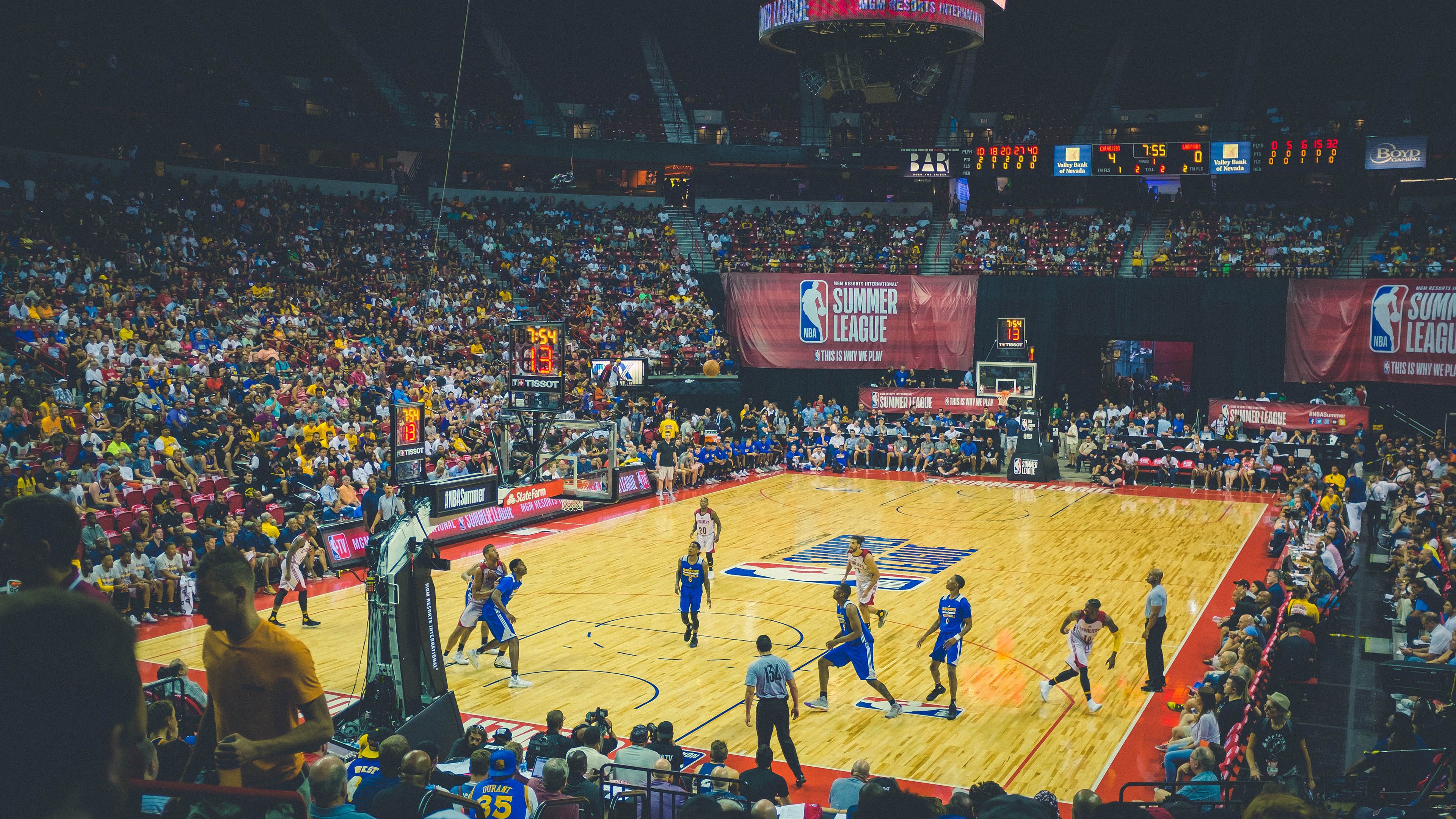 NBA揭幕战：湖人主场迎战篮网，詹姆斯对决杜兰特，詹姆斯与湖人主场